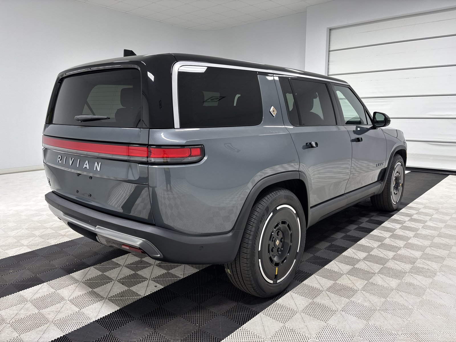 Used 2025 Rivian R1S Adventure AWD/4WD image 5