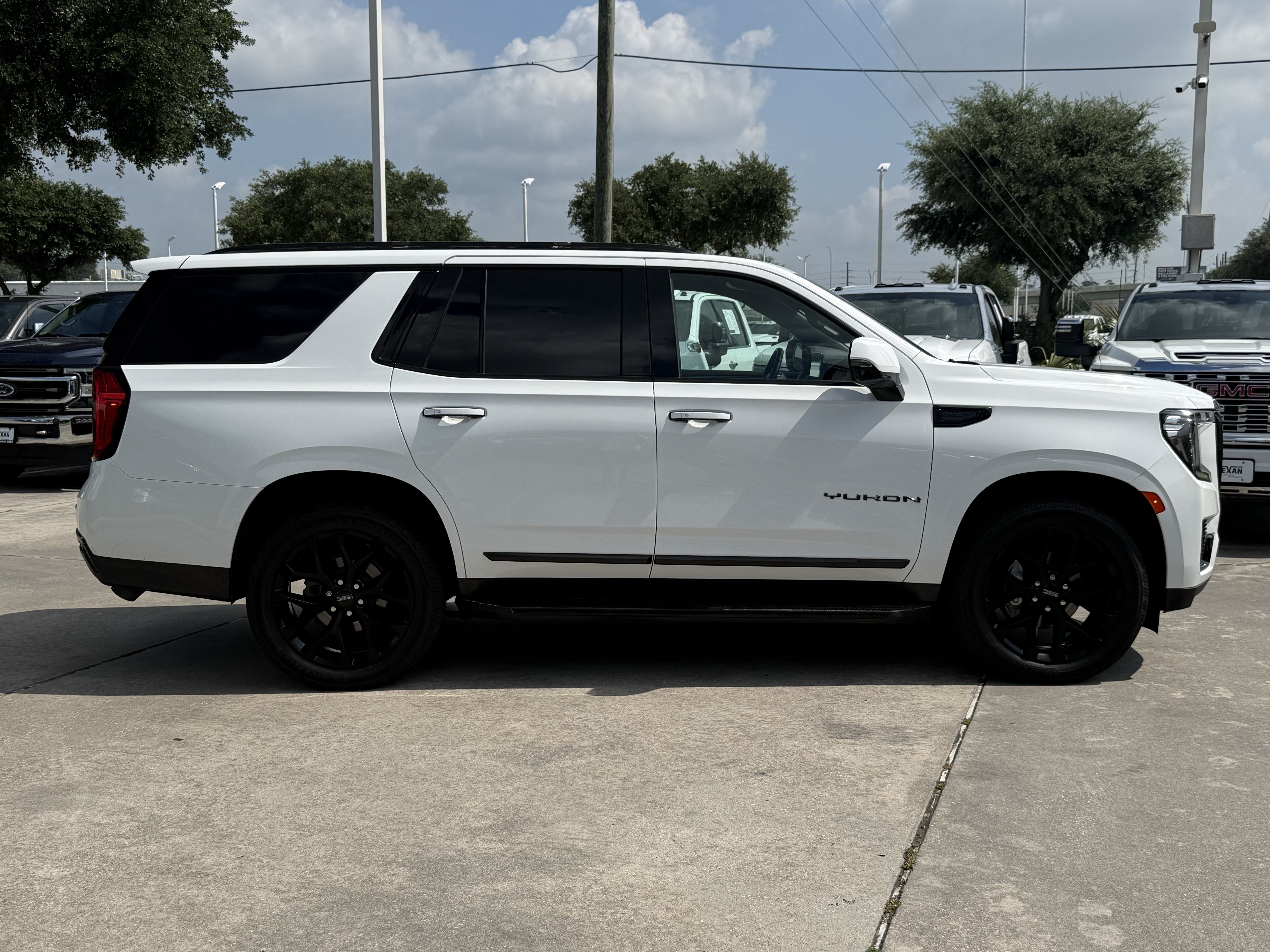 Used 2021 GMC Yukon SLT w/ SLT Luxury Package AWD/4WD image 3