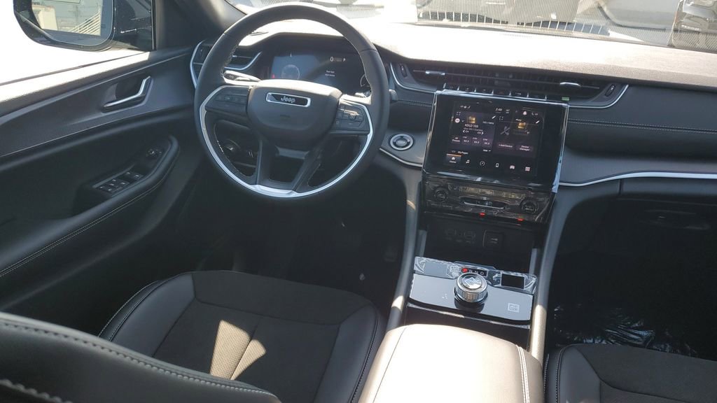 New 2025 Jeep Grand Cherokee Altitude image 11