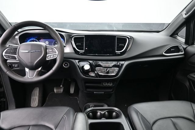 Used 2025 Chrysler Pacifica Select FWD image 29