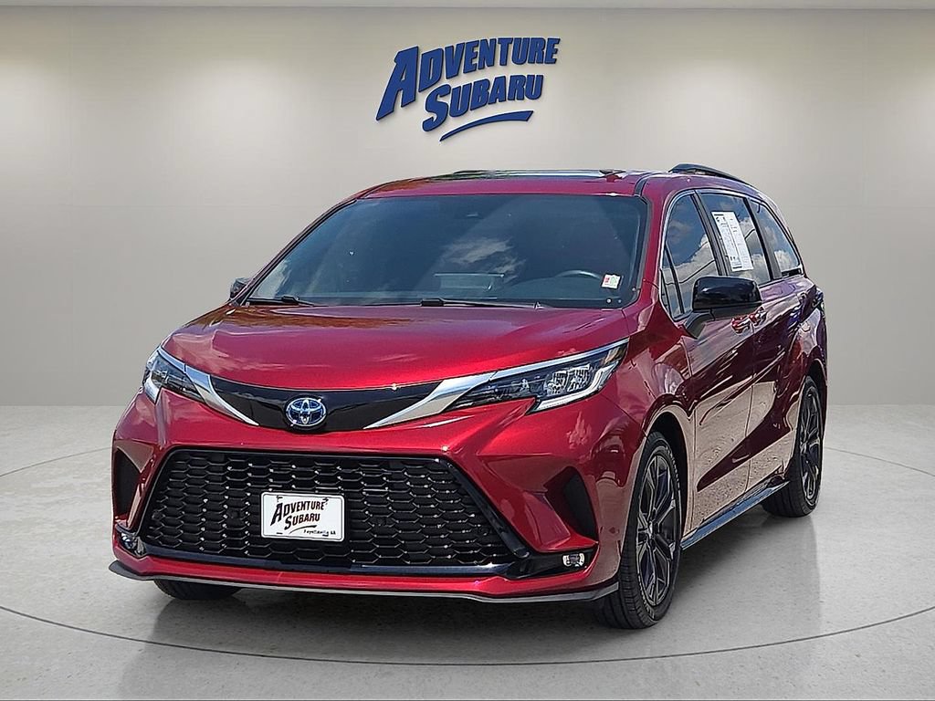Used 2023 Toyota Sienna XSE FWD image 2
