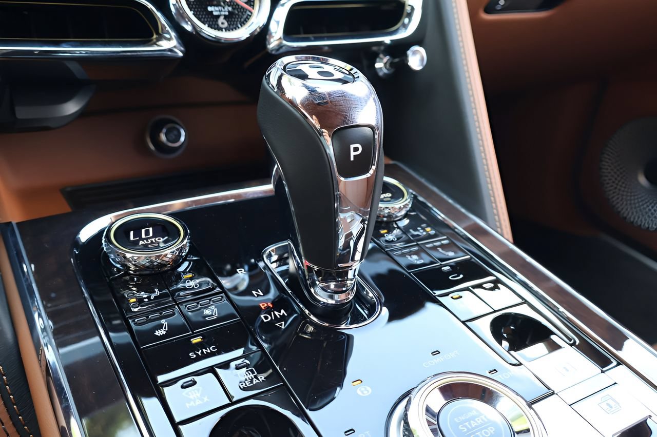 Used 2024 Bentley Flying Spur V8 AWD/4WD image 30