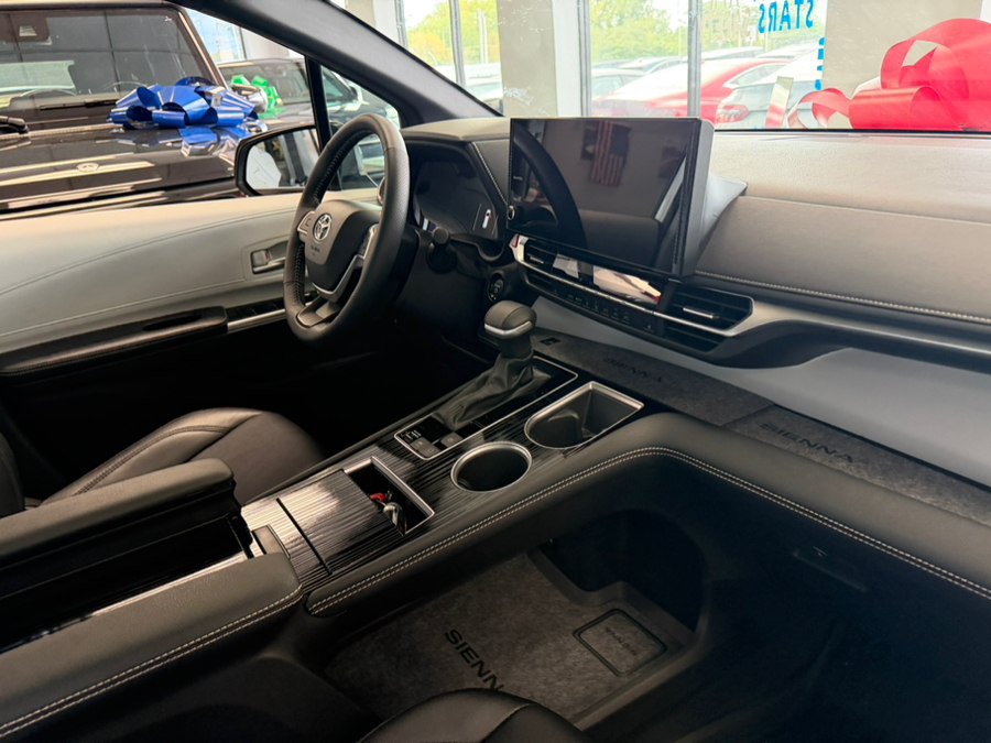 Used 2025 Toyota Sienna XSE FWD image 66