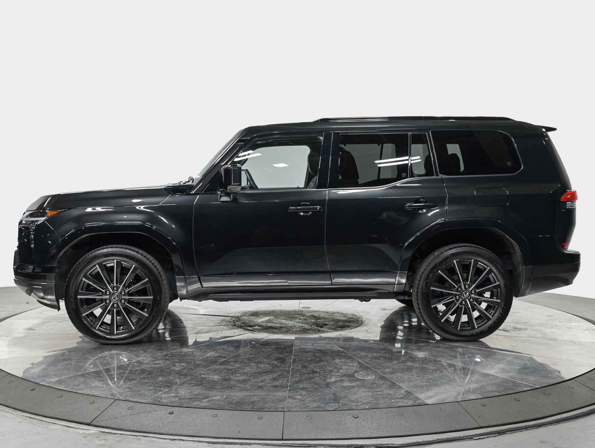 Used 2025 Lexus GX 550 w/ Accessory Package (2T) AWD/4WD image 2