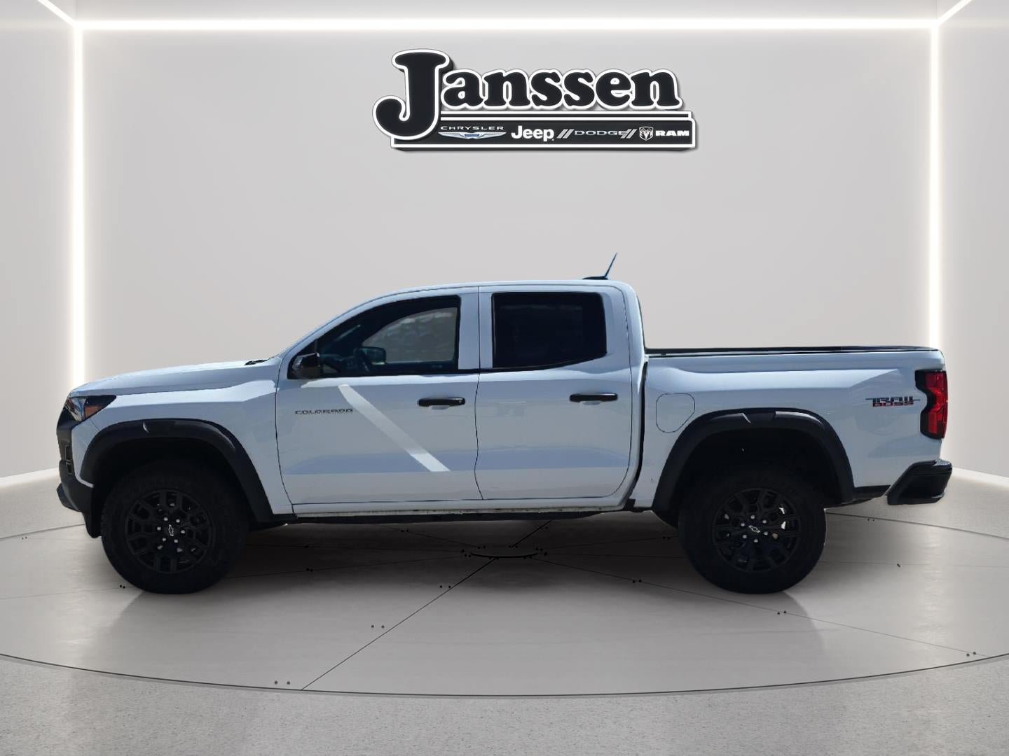 Used 2024 Chevrolet Colorado Trail Boss w/ Technology Package AWD/4WD image 2