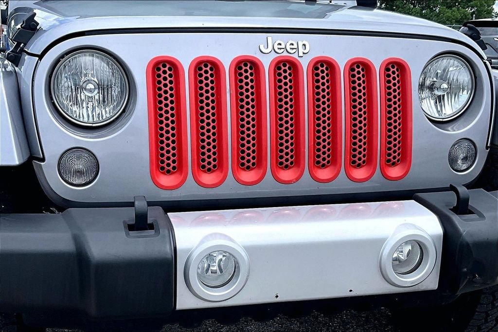 Used 2015 Jeep Wrangler Unlimited Sahara w/ Connectivity Group AWD/4WD image 36