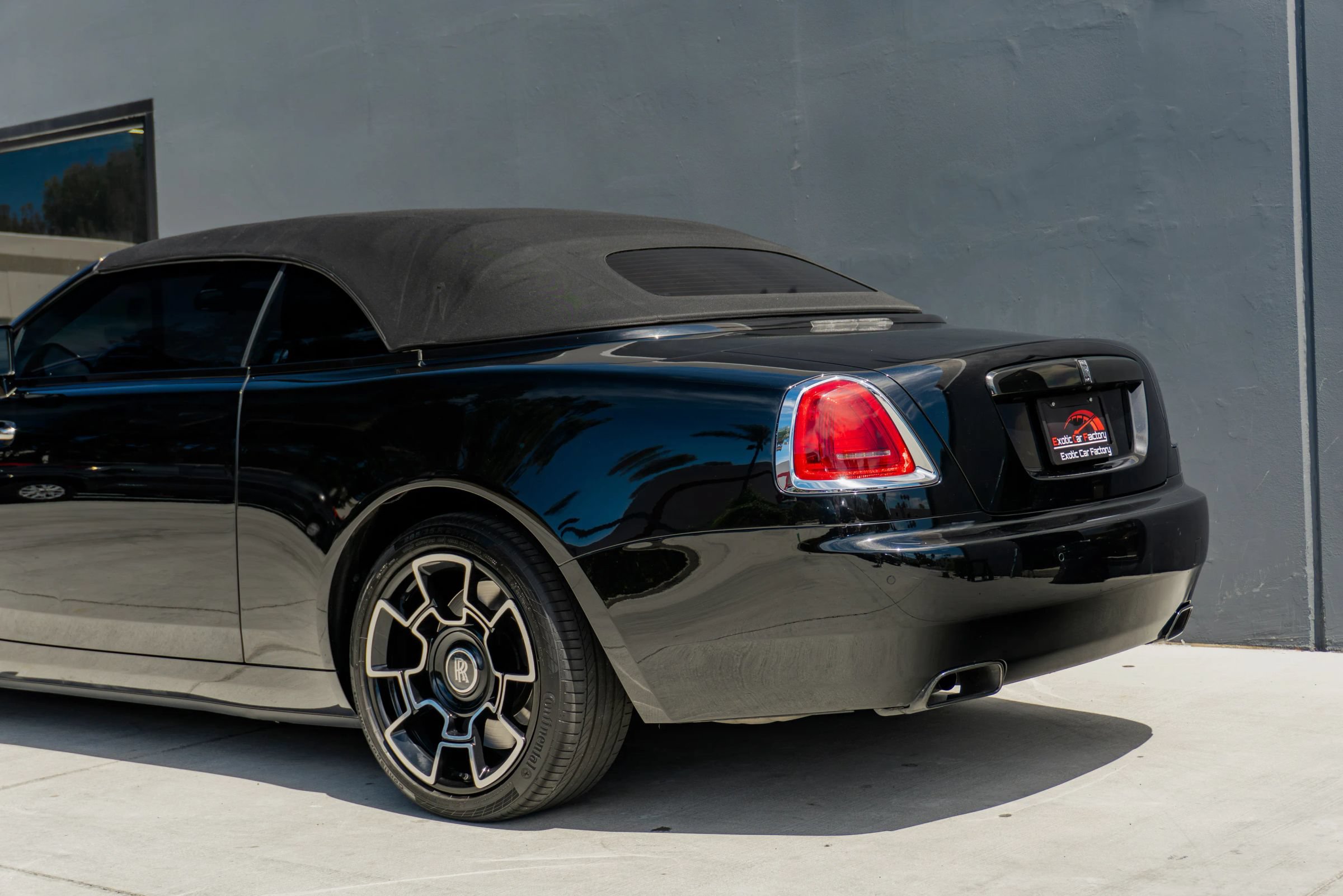 Used 2018 Rolls-Royce Dawn RWD image 23