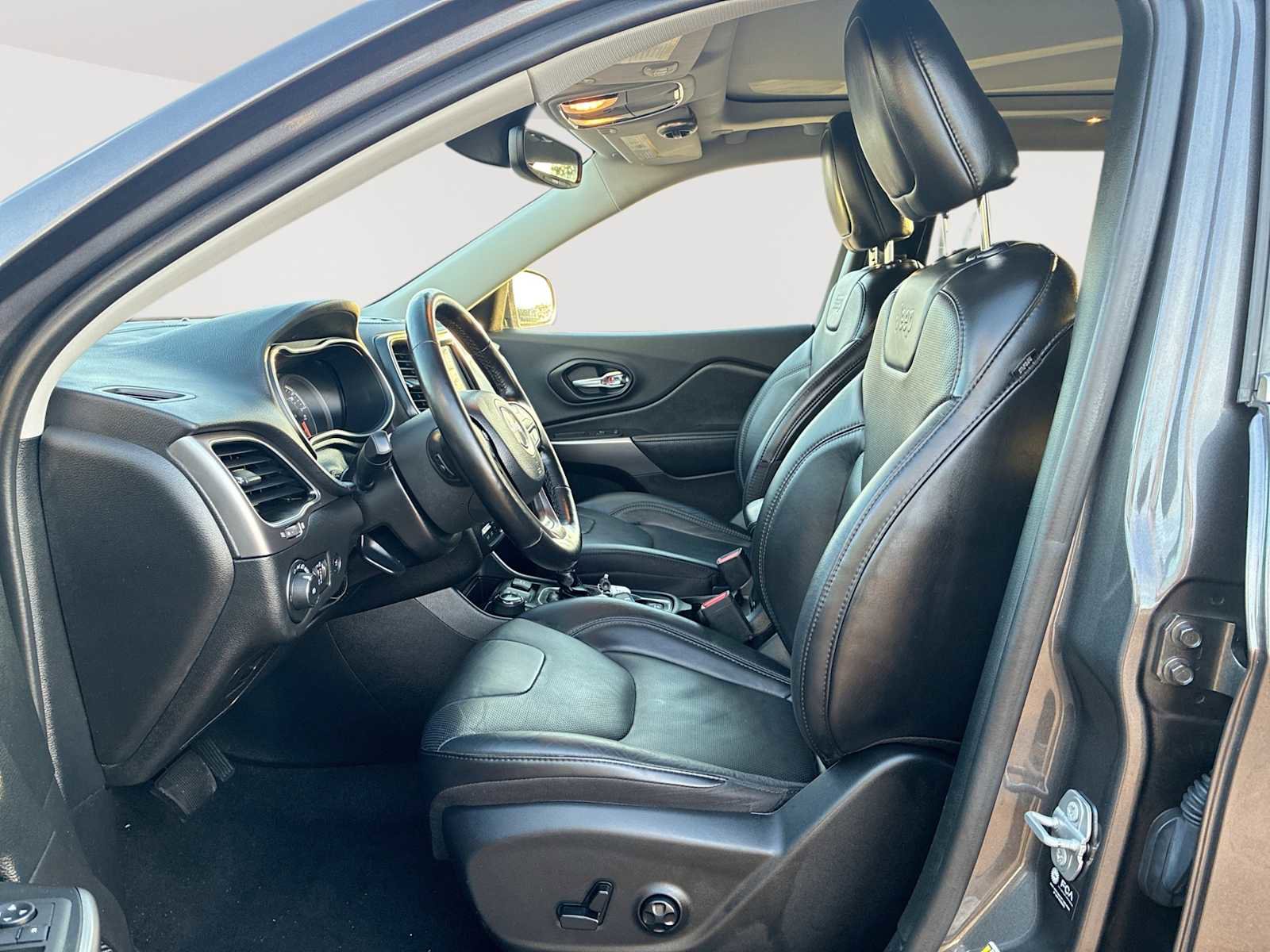 Used 2021 Jeep Cherokee Latitude Lux w/ Sun & Sound Group image 19