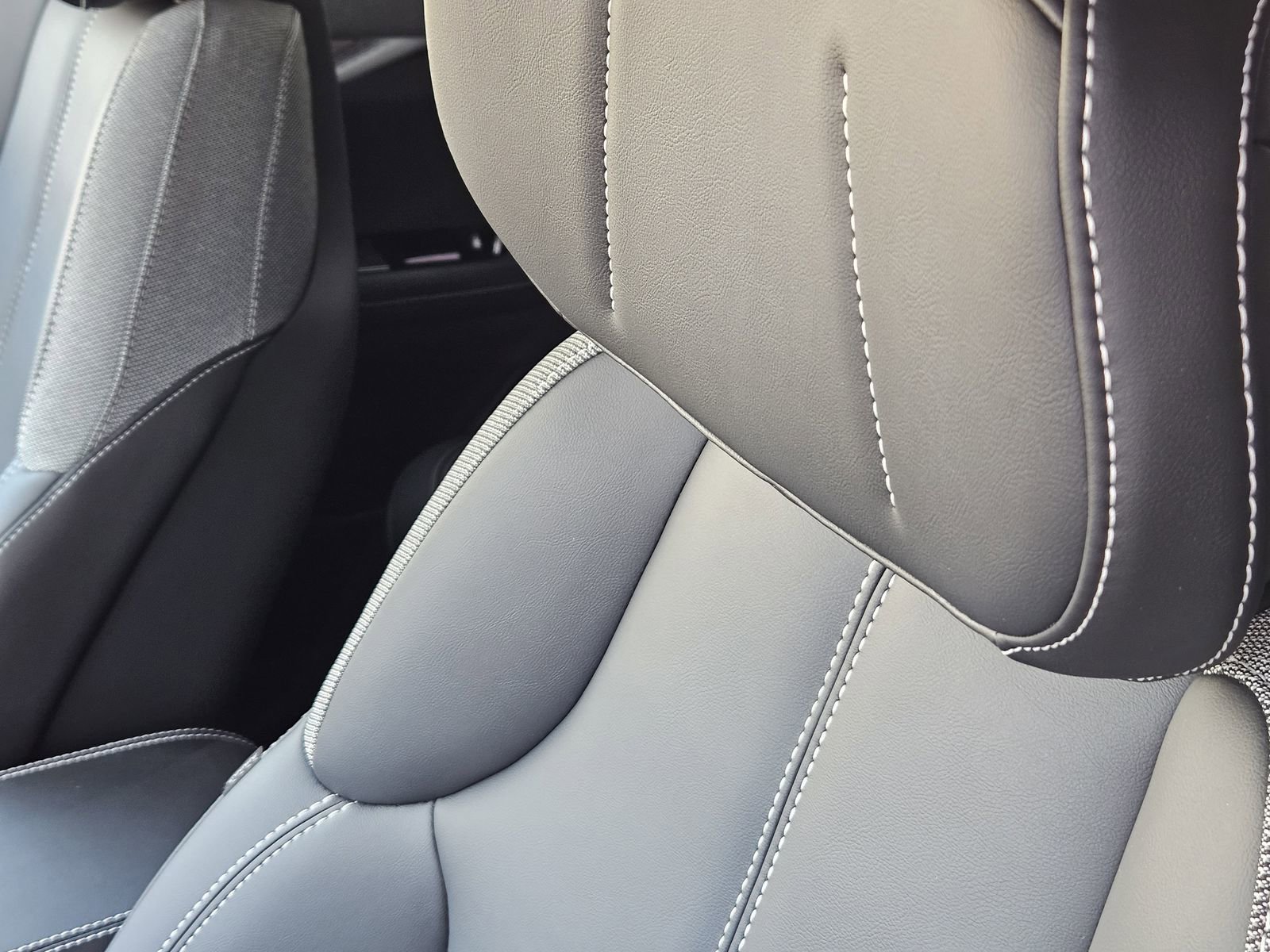 New 2025 Cadillac Optiq Luxury 1 image 24