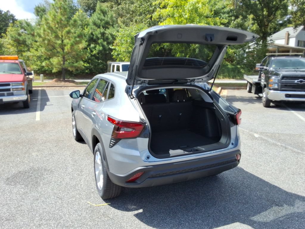 New 2026 Chevrolet Trax LS w/ LS Convenience Package FWD image 13