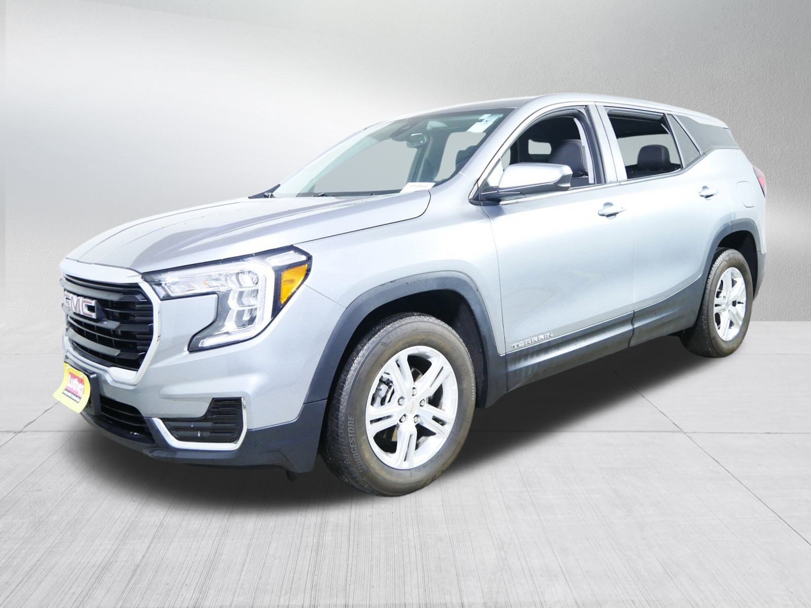 Used 2024 GMC Terrain SLE image 3