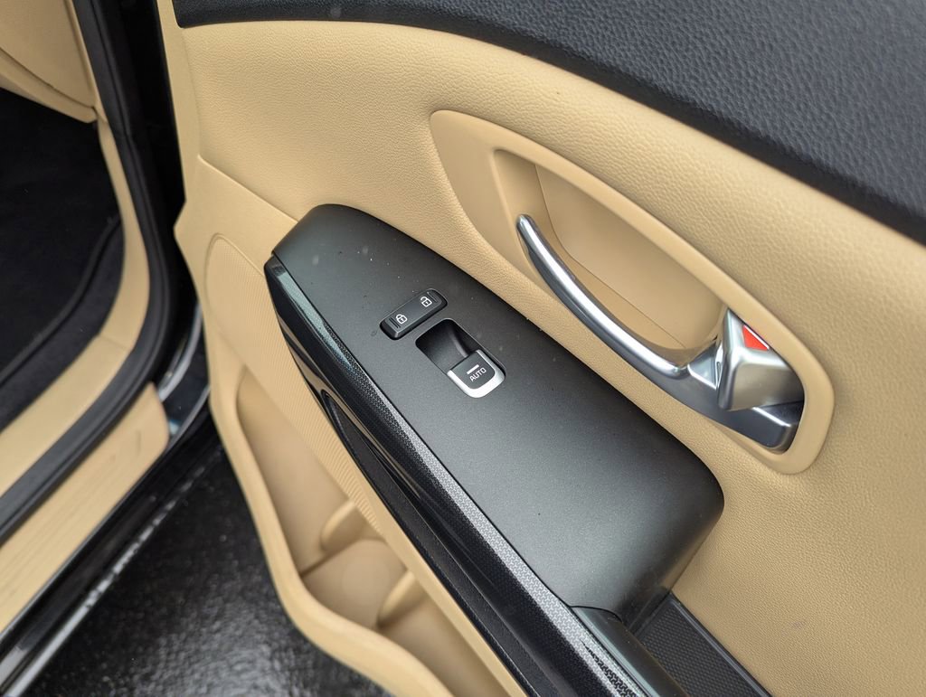 Used 2015 Kia Sedona EX FWD image 38