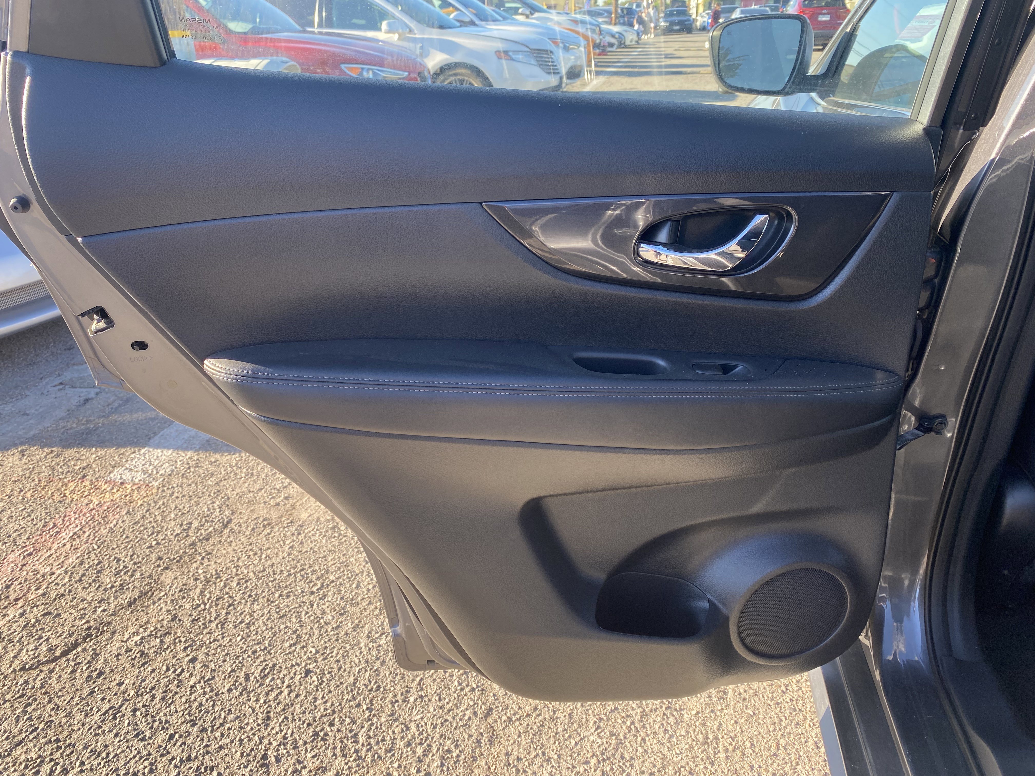 Used 2018 Nissan Rogue SV w/ Premium Package image 18