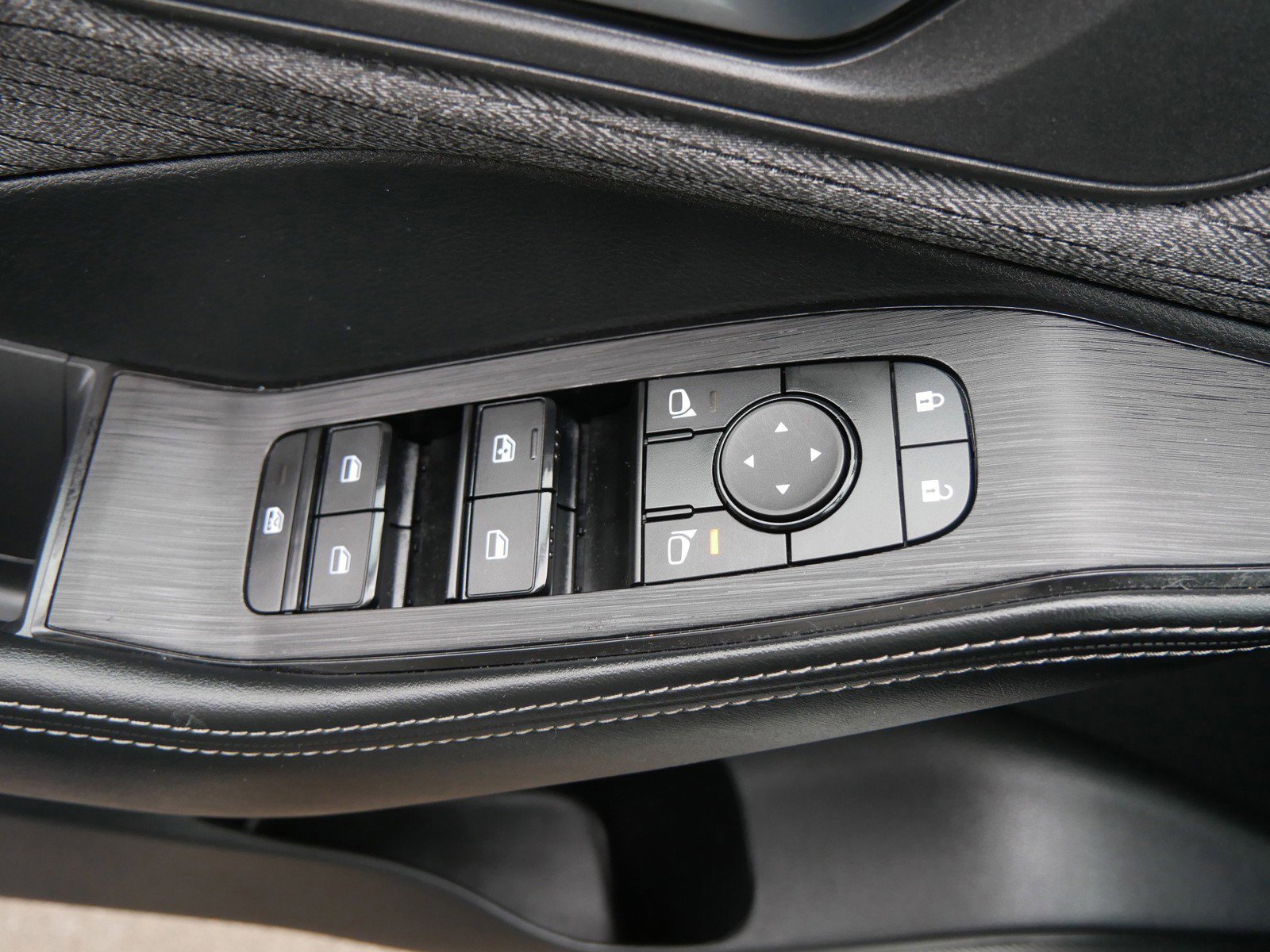 Used 2023 Nissan Rogue SV image 16