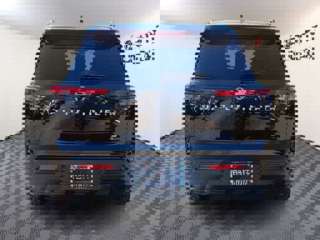 Used 2024 Nissan Pathfinder SV image 5