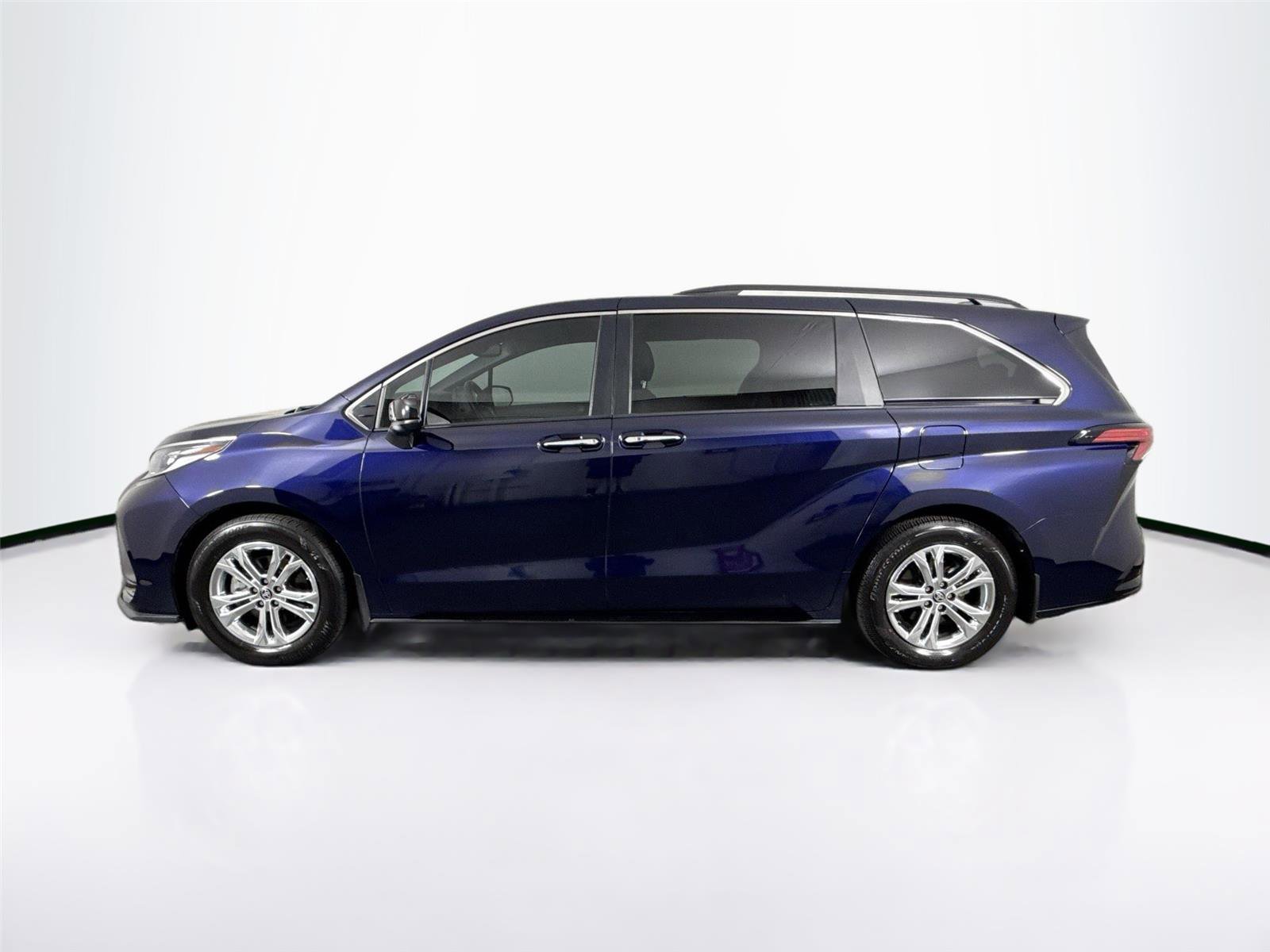 Certified 2022 Toyota Sienna XSE image 14