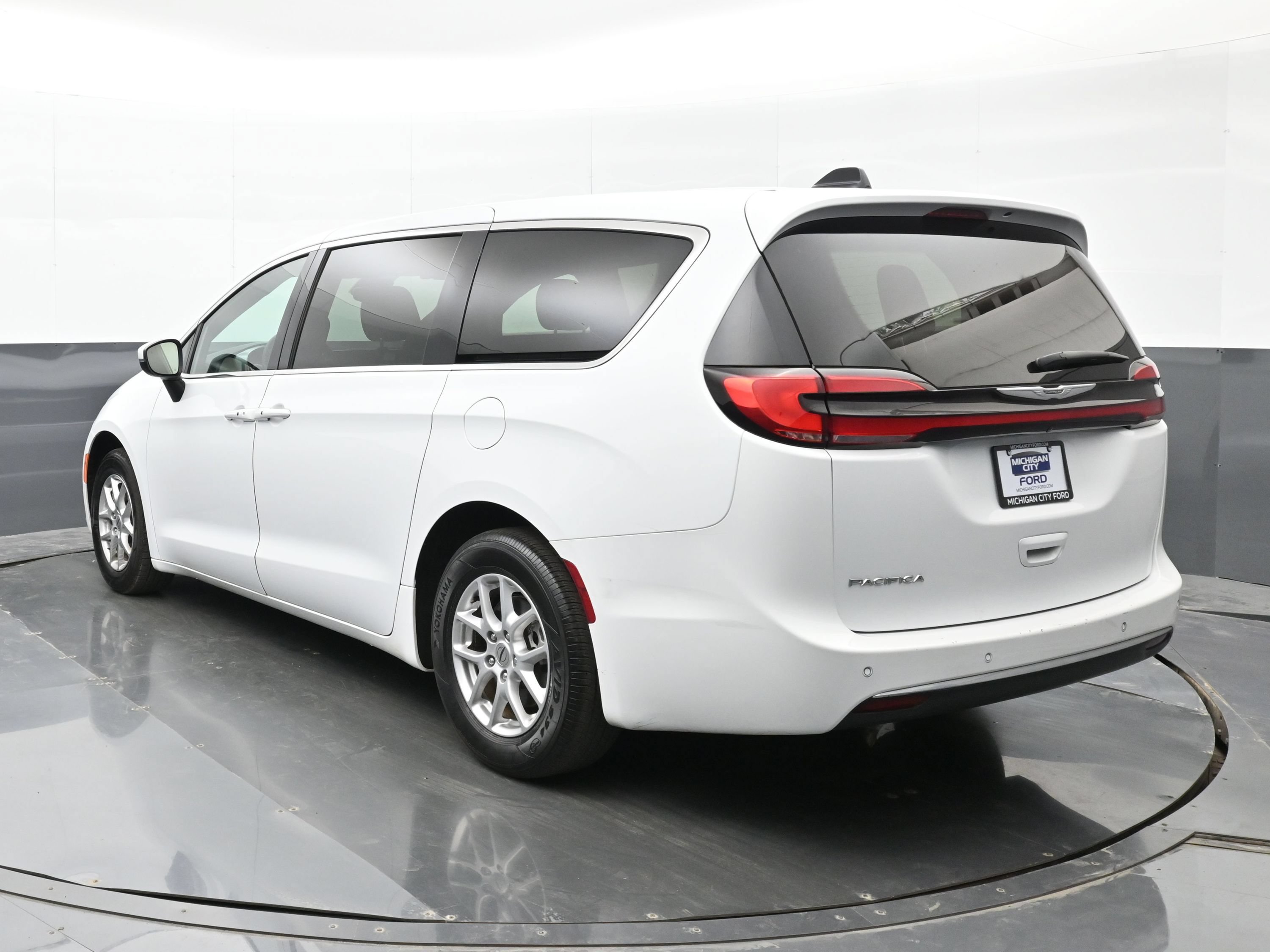 Used 2023 Chrysler Pacifica Touring FWD image 11