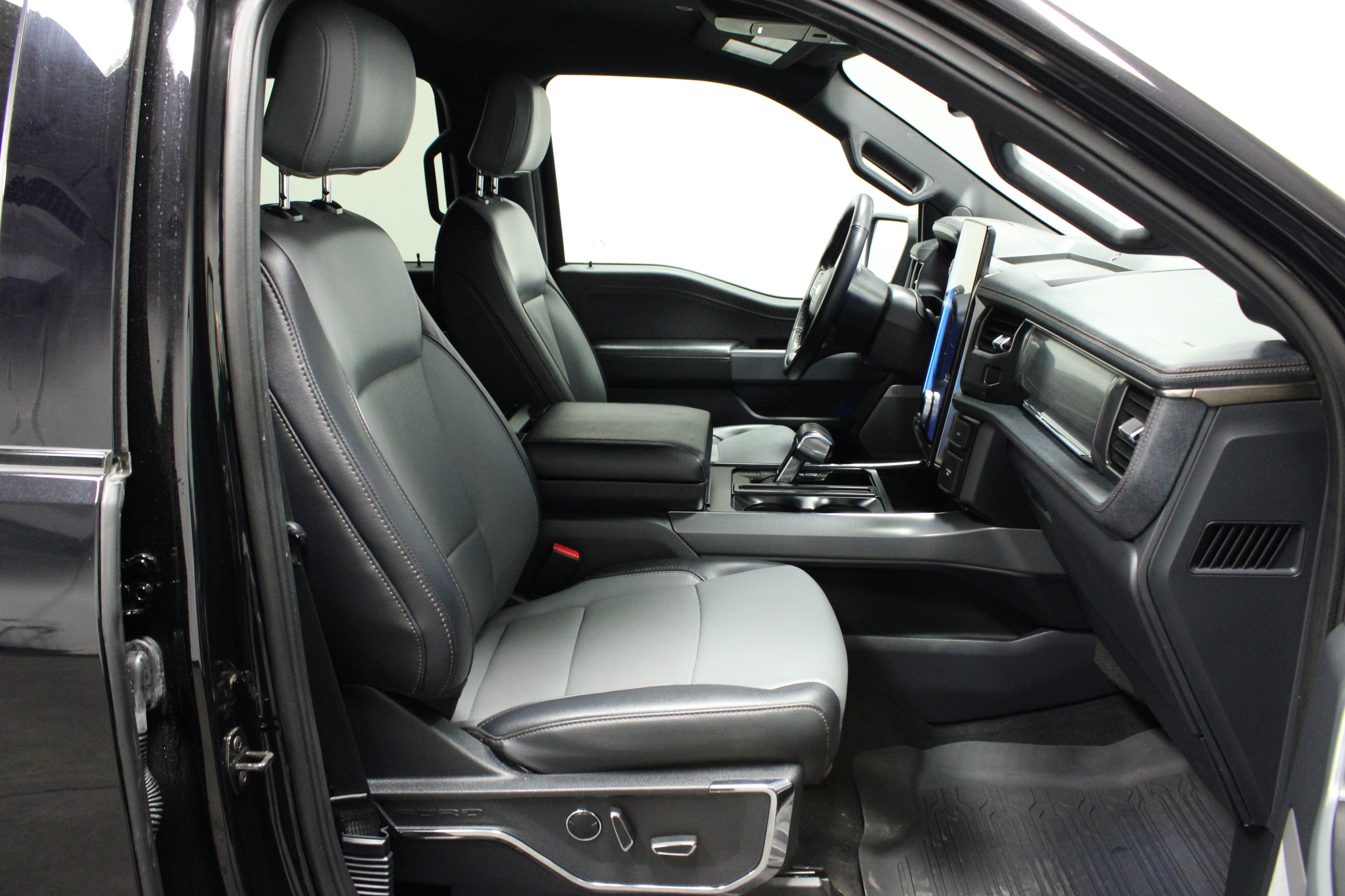 Used 2023 Ford F150 Lightning Lariat image 16