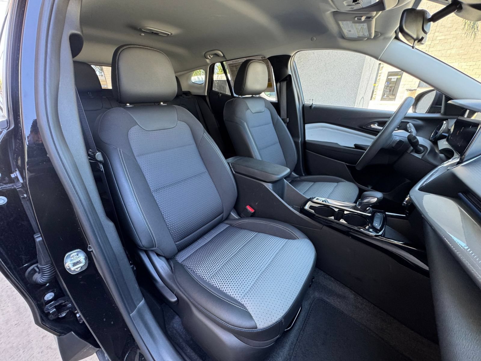 Used 2025 Chevrolet Trax LT FWD image 35