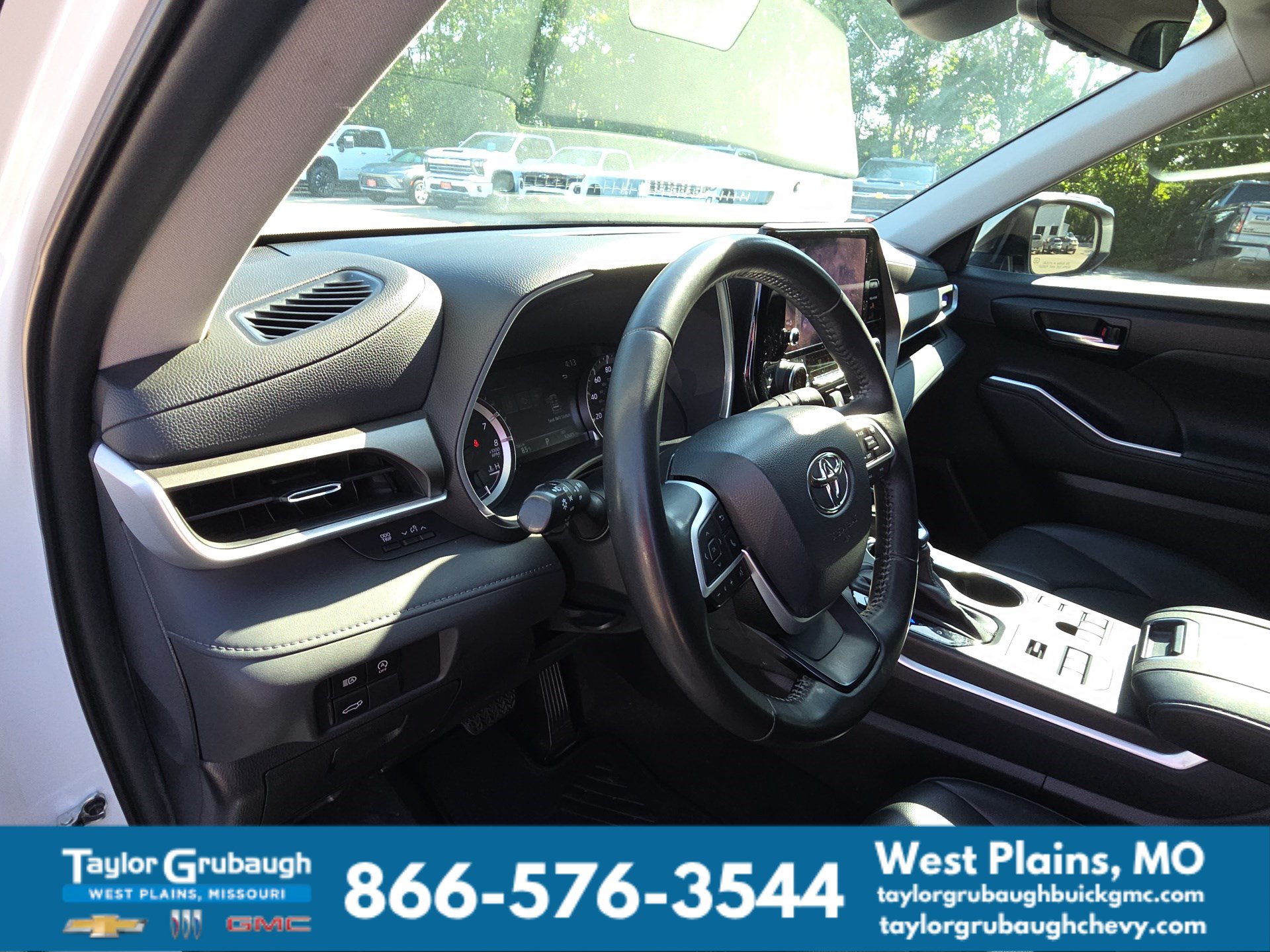Used 2023 Toyota Highlander XLE AWD/4WD image 14