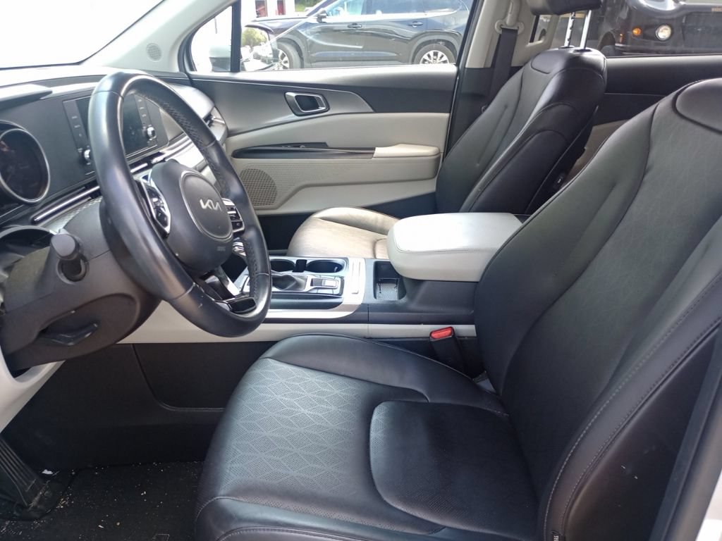 Used 2022 Kia Carnival LX FWD image 9