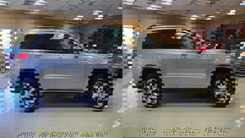 Used 2014 Jeep Grand Cherokee Limited w/ Luxury Group II image 3