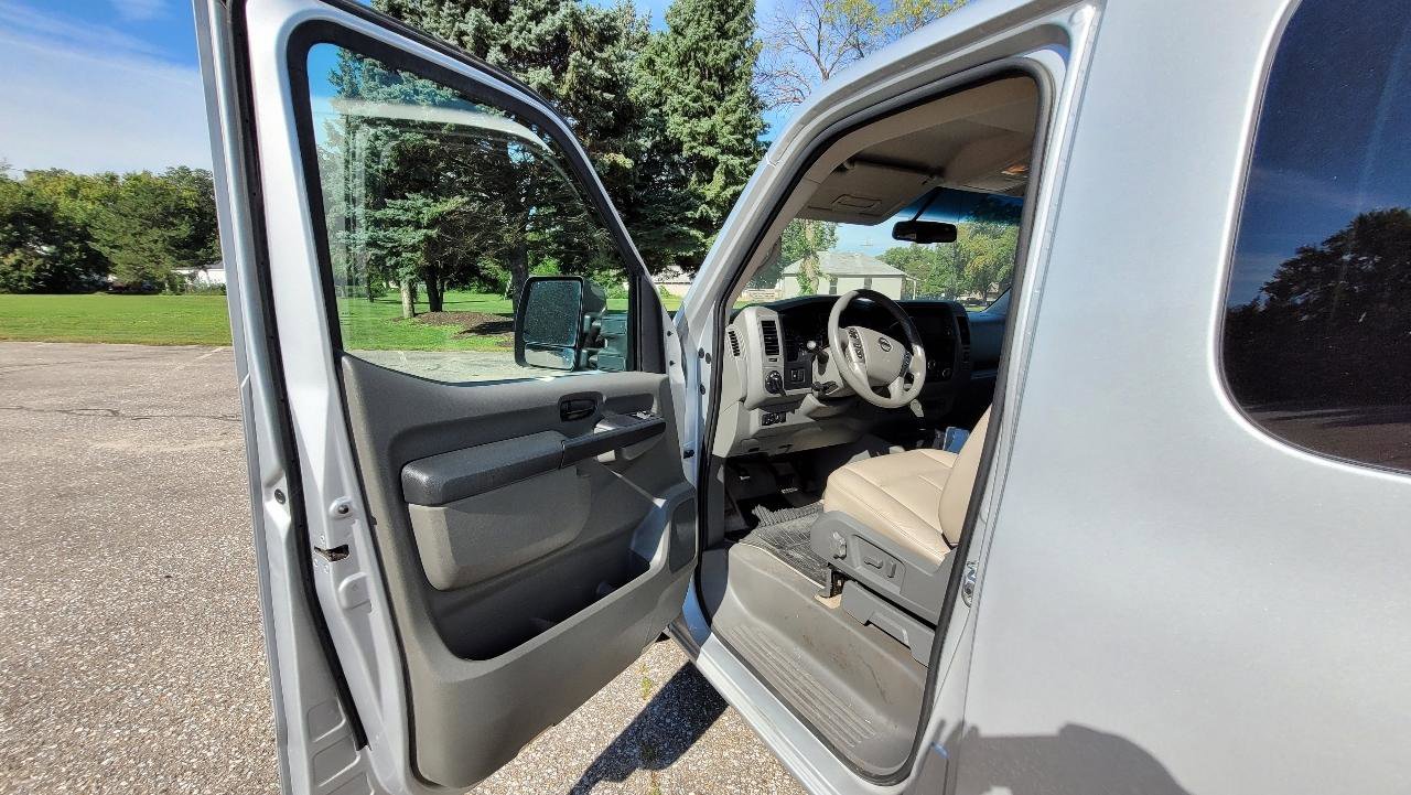 Used 2019 Nissan NV 3500 SL RWD image 10