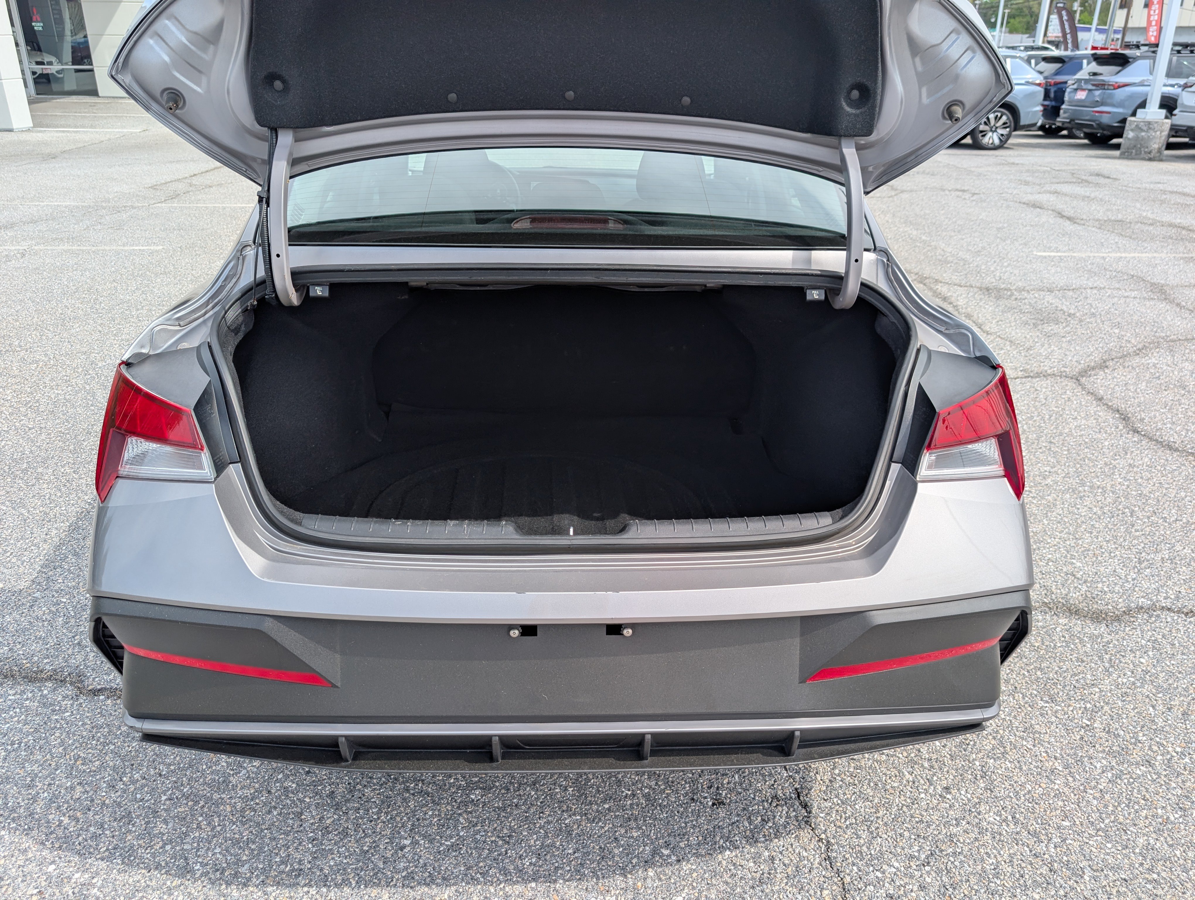 Used 2024 Hyundai Elantra SEL FWD image 12