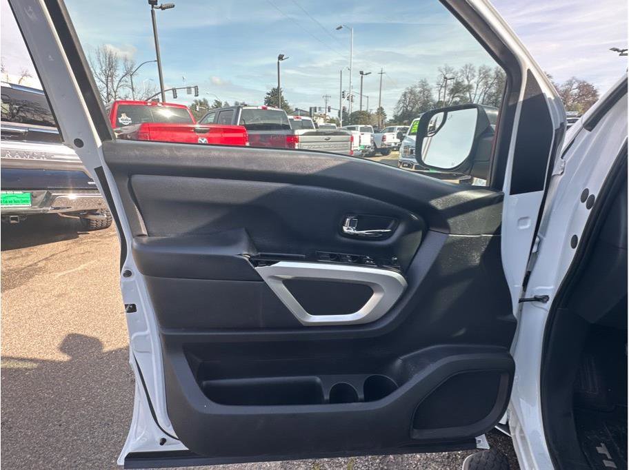 Used 2019 Nissan Titan SV w/ SV Convenience Package image 14