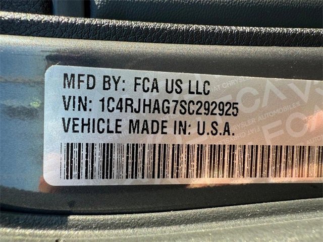 Used 2025 Jeep Grand Cherokee Laredo X image 32