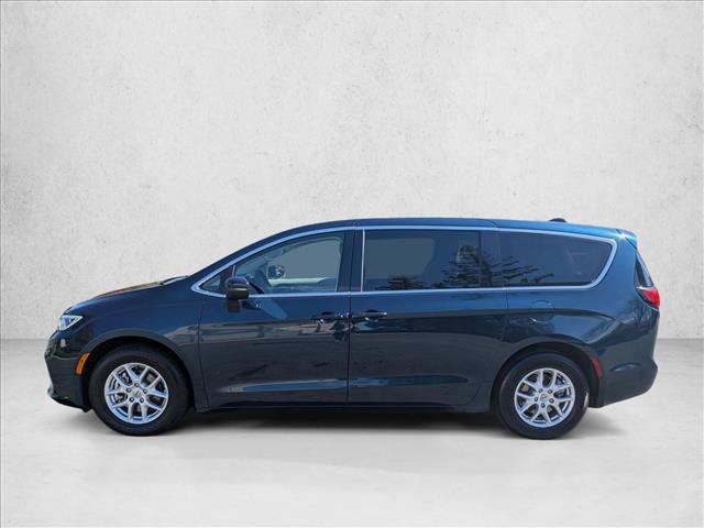 Used 2023 Chrysler Pacifica Touring-L image 9