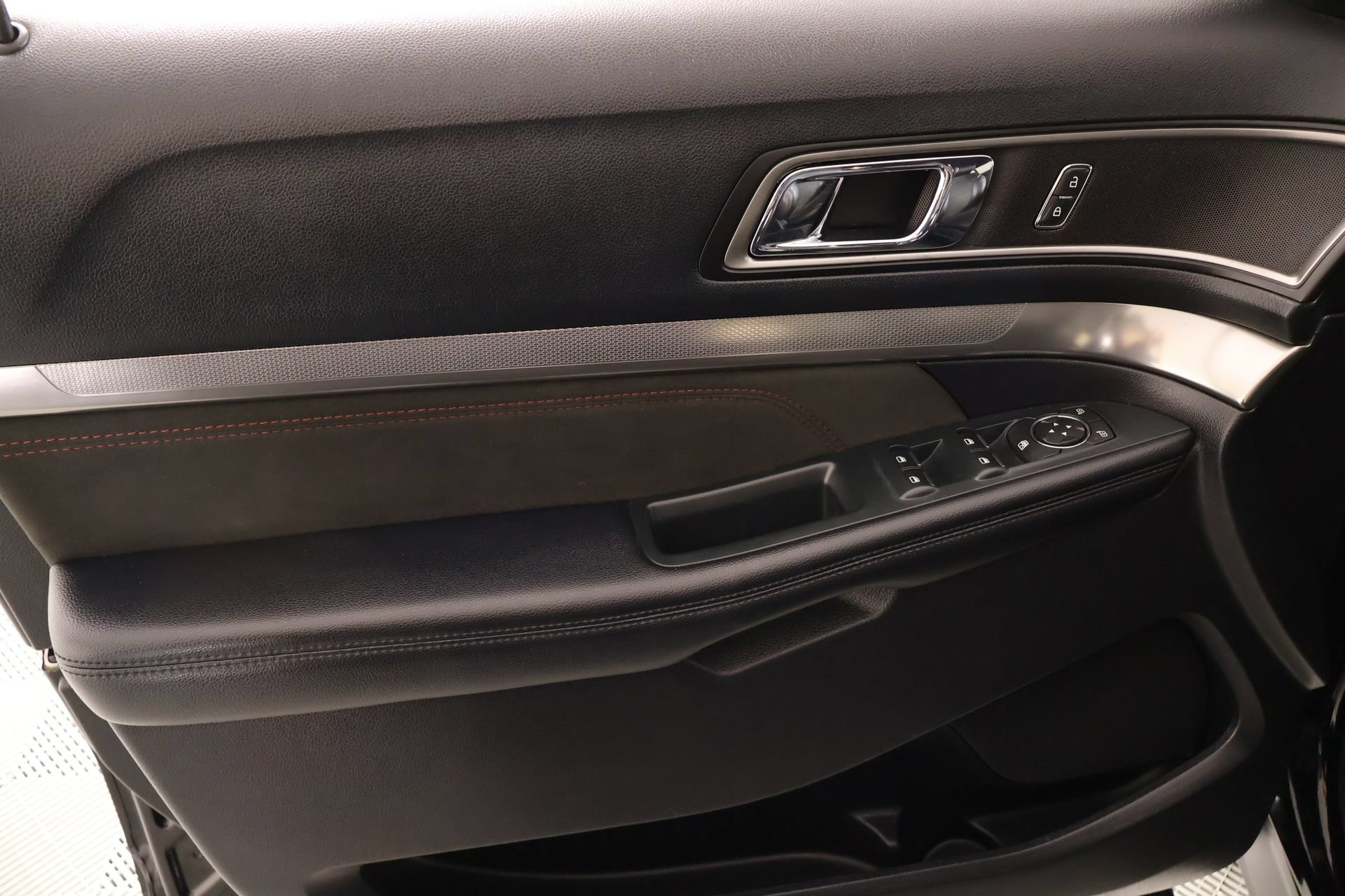 Used 2019 Ford Explorer XLT w/ Equipment Group 202A FWD image 17