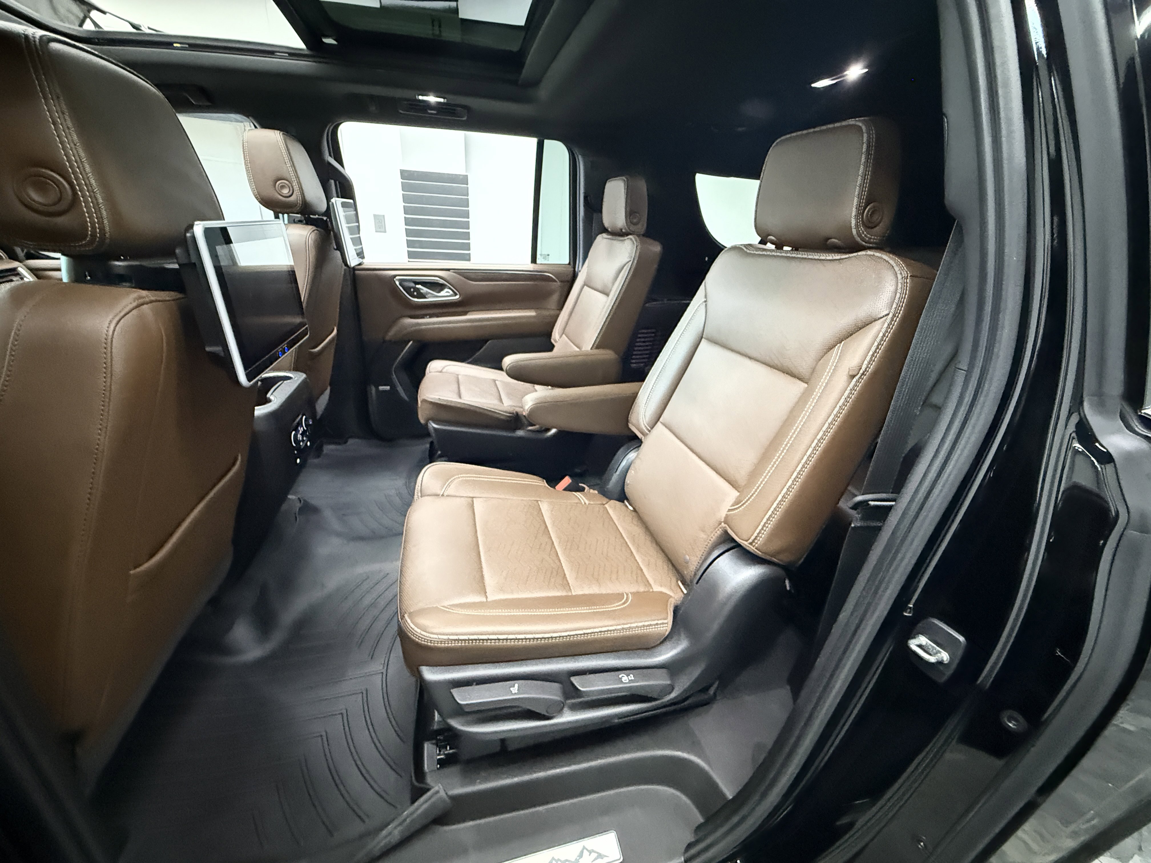 Used 2021 Chevrolet Suburban High Country AWD/4WD image 26