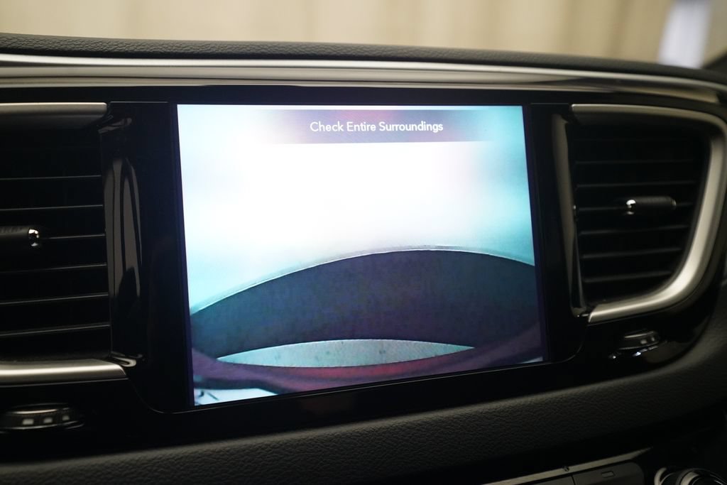 Used 2020 Chrysler Pacifica Touring-L Plus w/ S Appearance Package FWD image 21