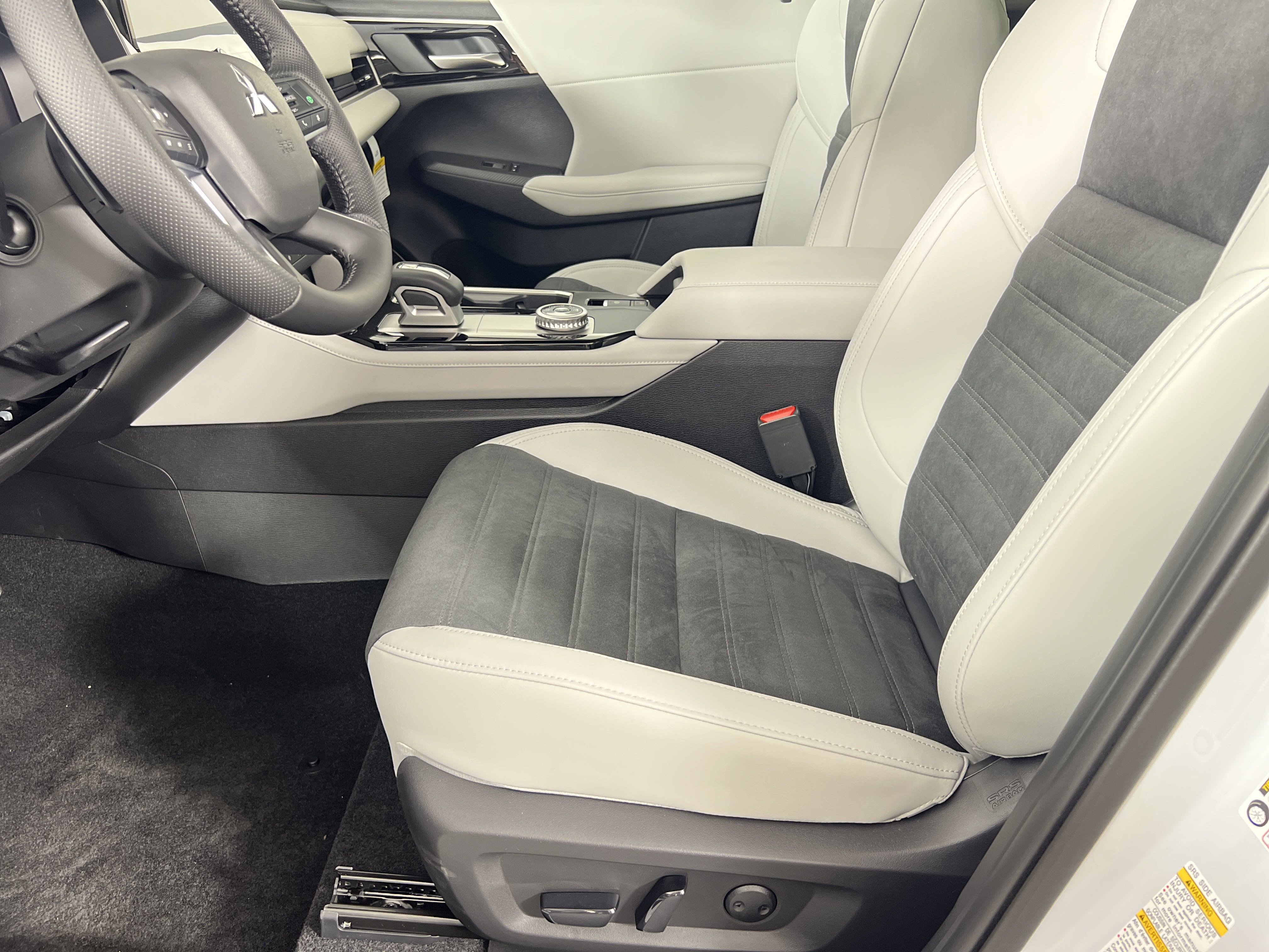 New 2025 Mitsubishi Outlander SE image 9