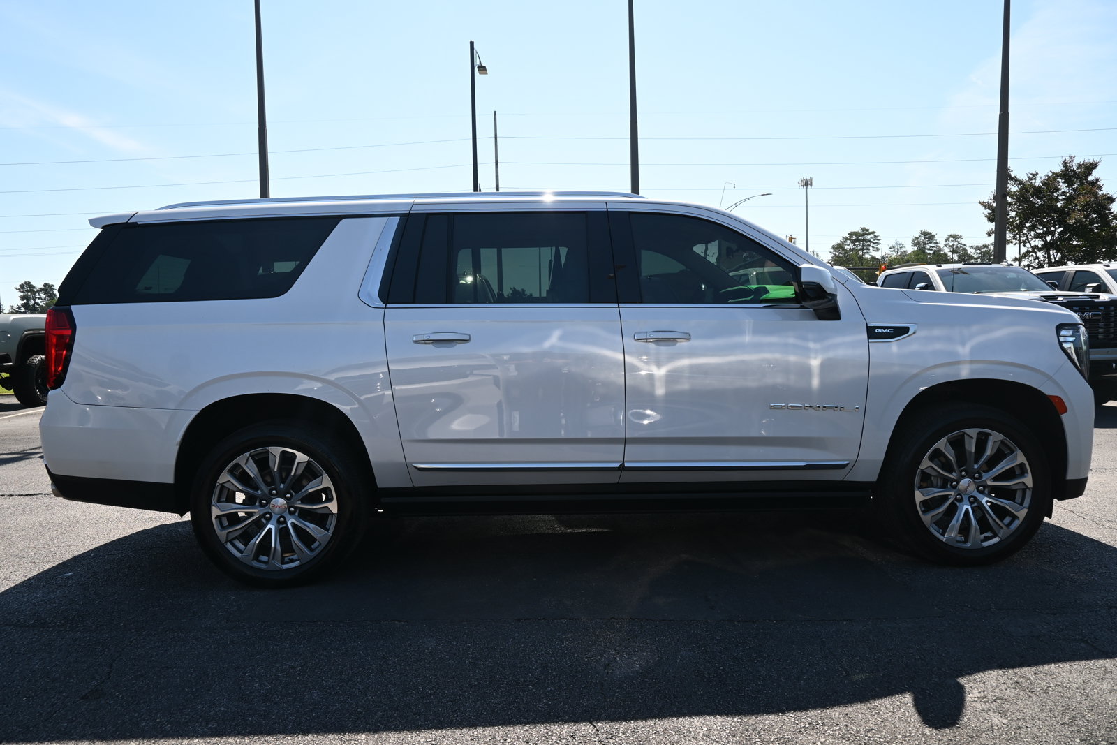 Used 2021 GMC Yukon XL Denali w/ Denali Premium Package AWD/4WD image 11
