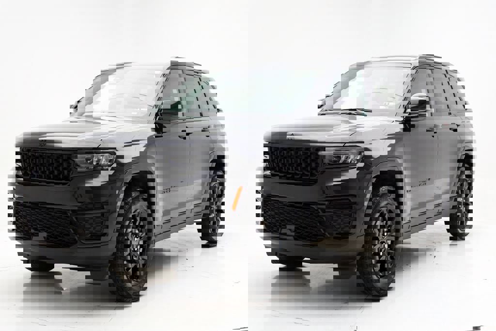 Used 2025 Jeep Grand Cherokee Altitude AWD/4WD image 2