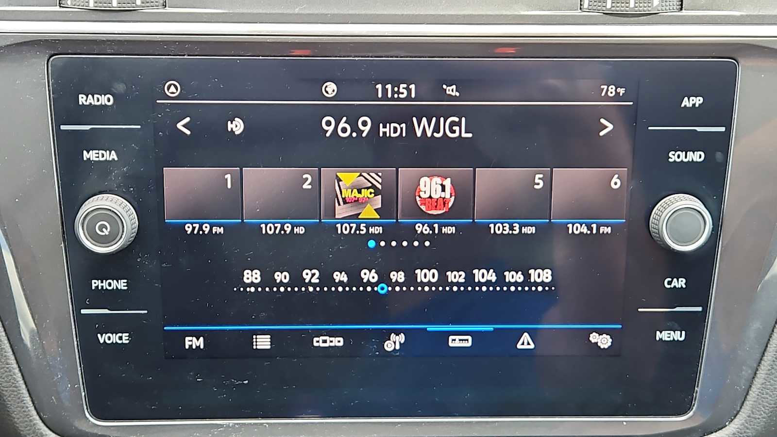 Used 2021 Volkswagen Tiguan SE w/ Panoramic Sunroof Package FWD image 12