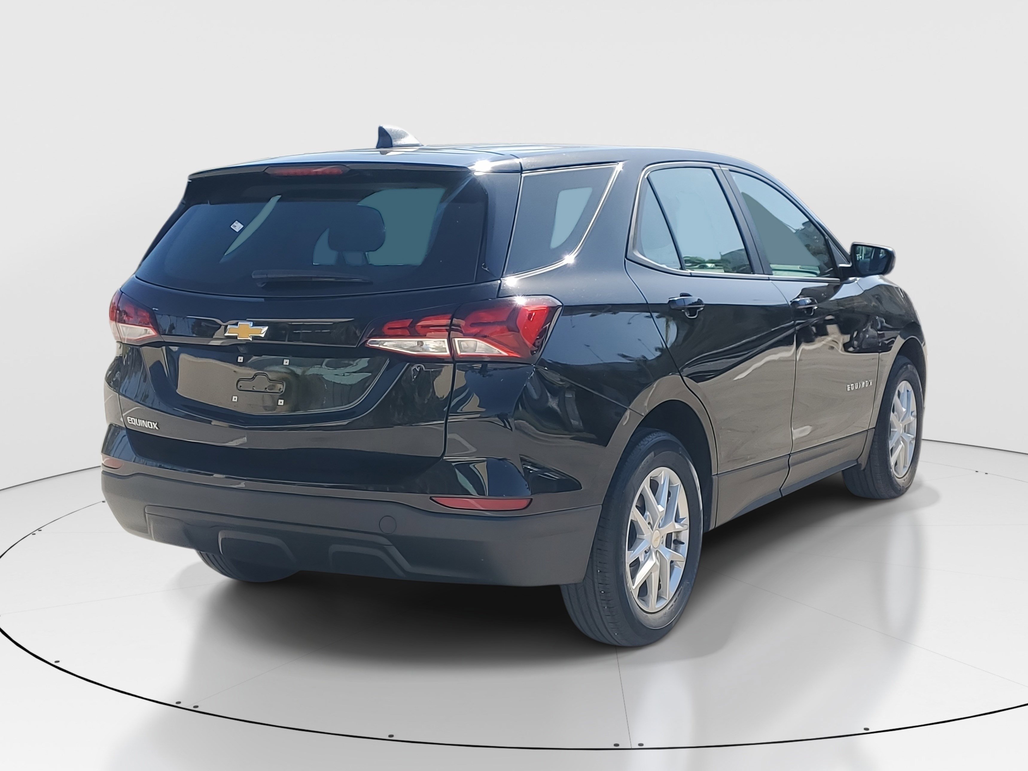 Used 2023 Chevrolet Equinox LS image 3