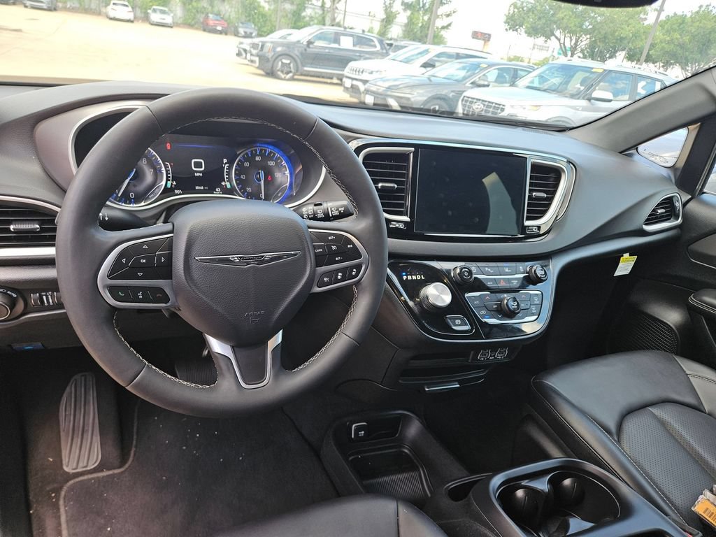 Used 2025 Chrysler Pacifica Select FWD image 15