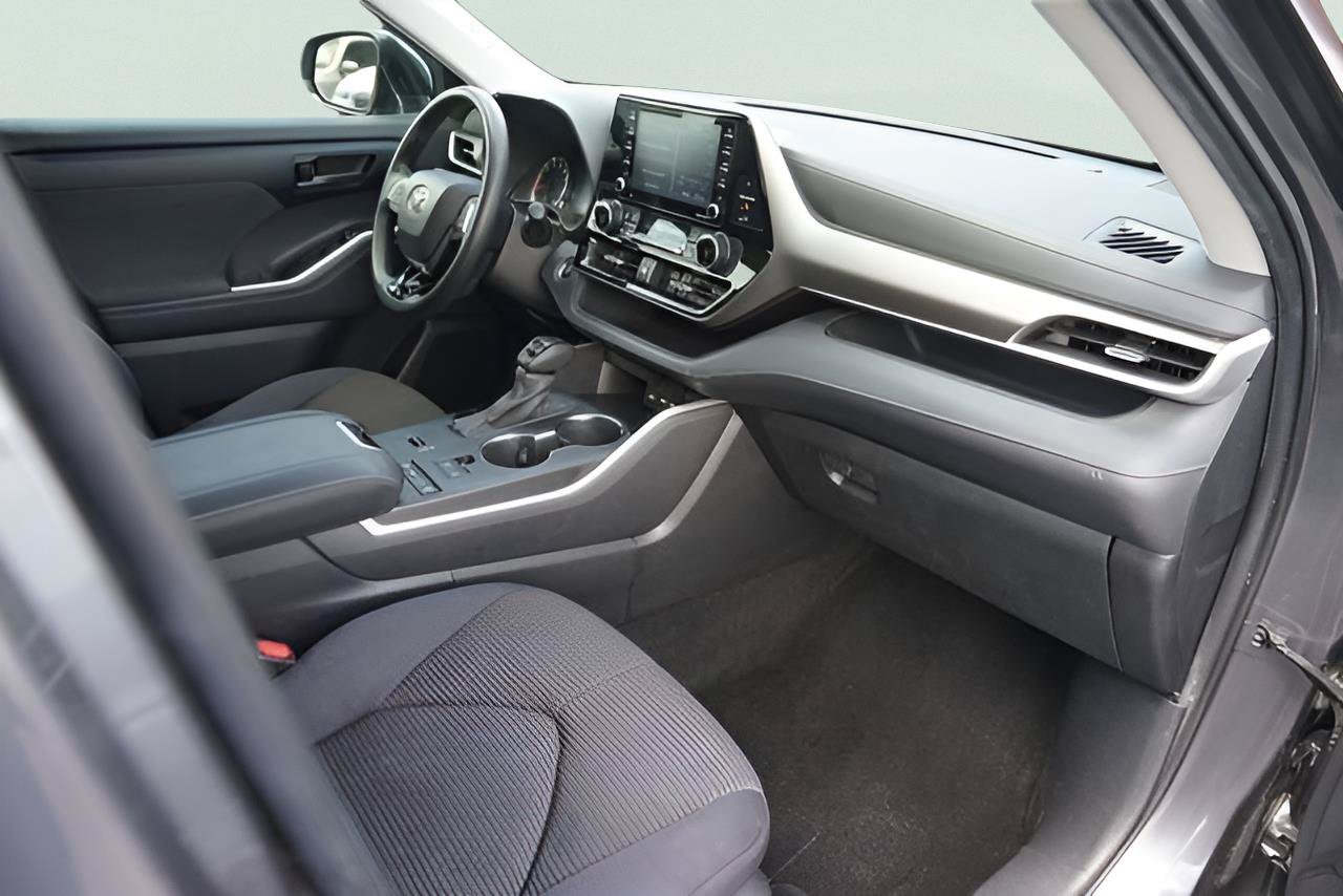 Used 2021 Toyota Highlander L FWD image 17