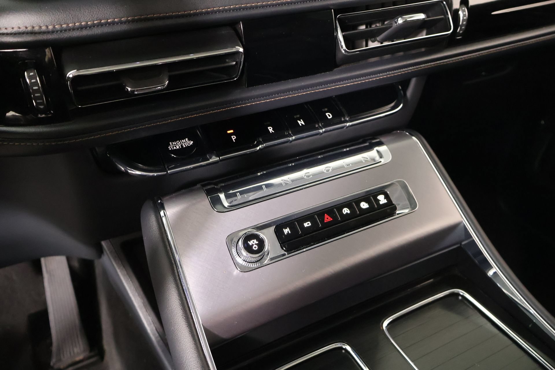 Used 2025 Lincoln Aviator AWD w/ Jet Appearance Package image 9