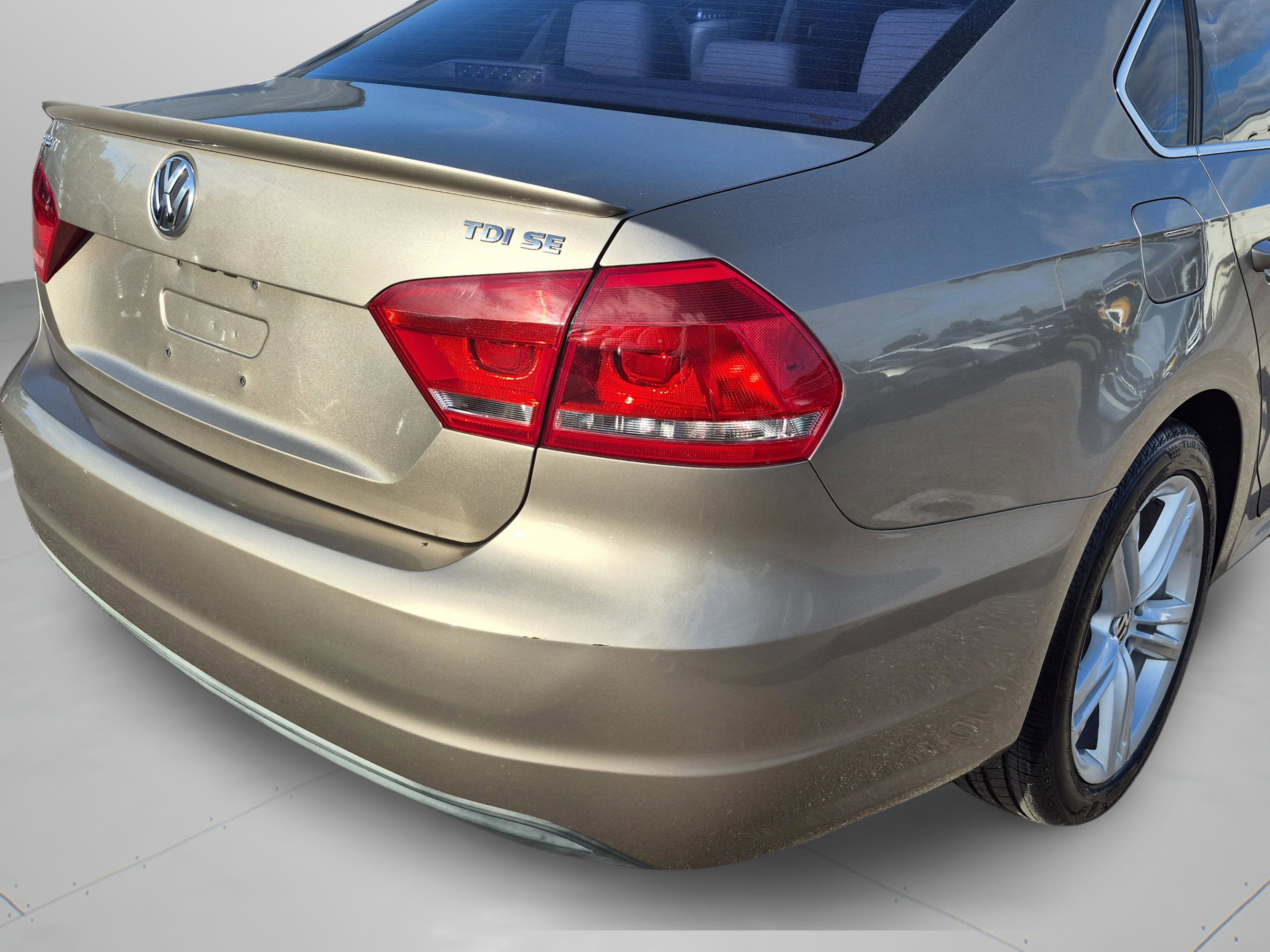 Used 2015 Volkswagen Passat TDI SE FWD image 12