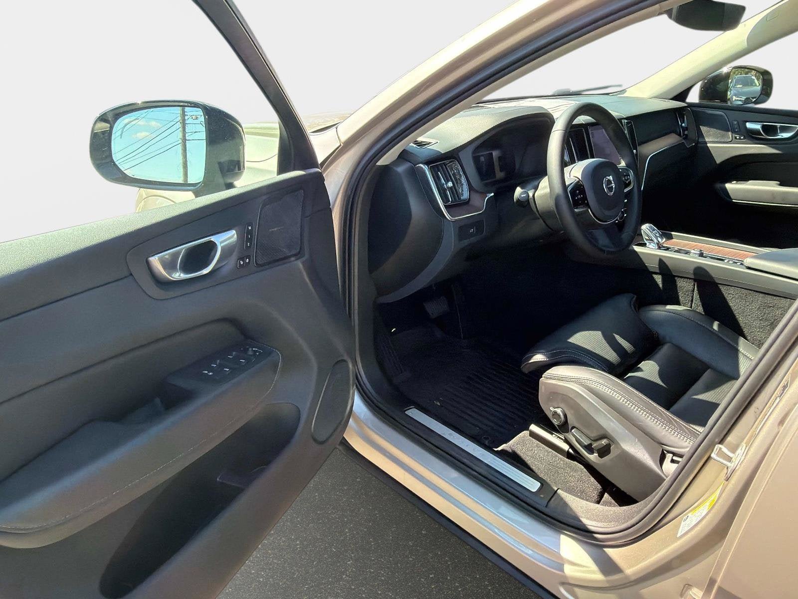 Certified 2024 Volvo XC60 B5 Ultimate w/ Protection Package Premier AWD/4WD image 19