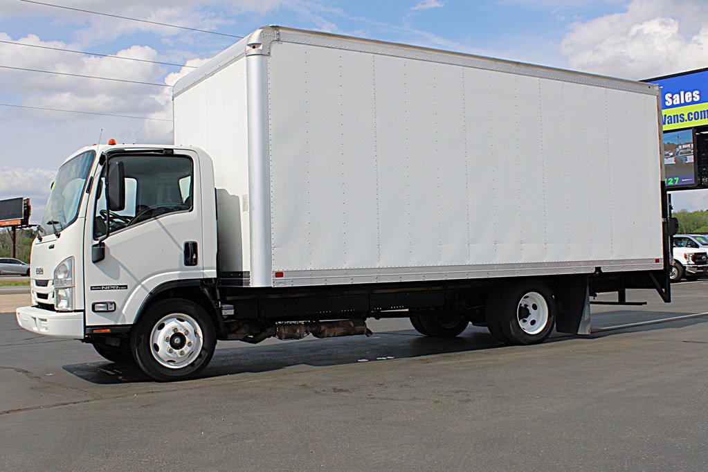 Used 2019 Isuzu NPR RWD image 3