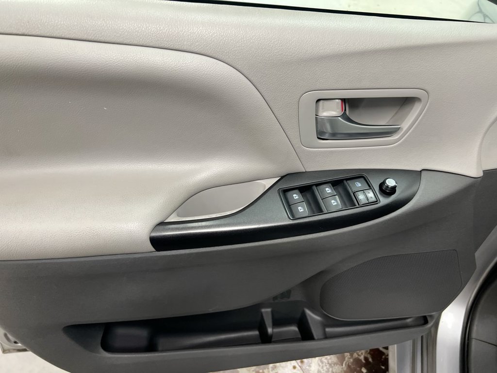 Used 2018 Toyota Sienna LE FWD image 19