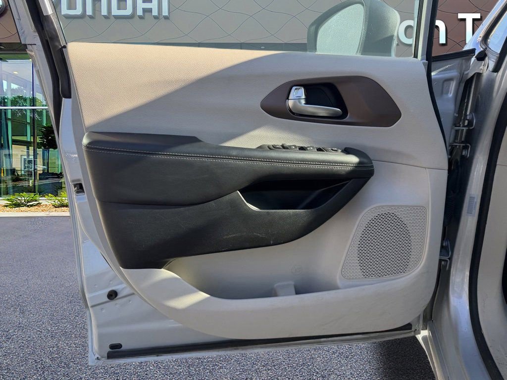 Used 2023 Chrysler Voyager LX image 11