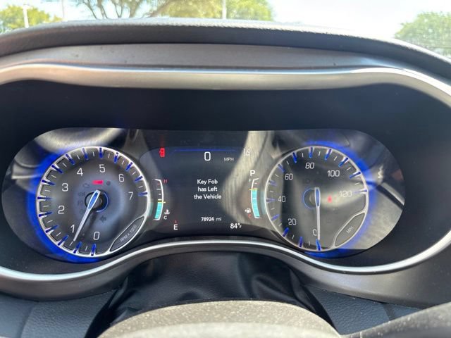 Used 2023 Chrysler Pacifica Touring-L FWD image 17