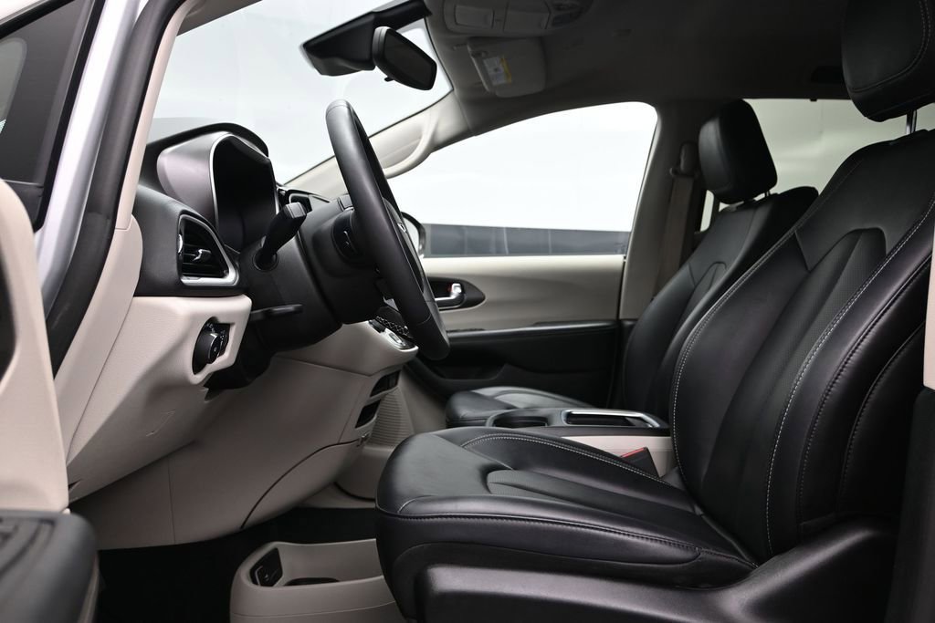 Used 2024 Chrysler Pacifica Touring-L FWD image 19