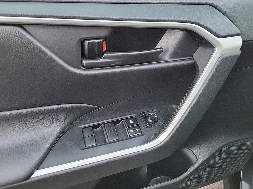 Used 2020 Toyota RAV4 LE FWD image 8